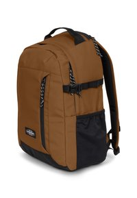 Bruine stoffen rugzak met zwarte bodem. Voorzien van verstelbare riemen, een voorvak met rits en patroonrijke trekkoorden. Compacte rechthoekige vorm.