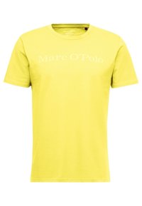 Gul bomulds T-shirt med rund hals og korte ærmer, med "Marc O'Polo" trykt i hvidt på forsiden.