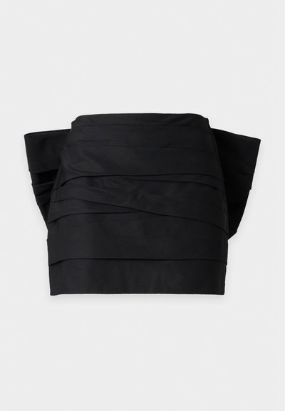 Haut bandeau noir épaules dénudées avec plis horizontaux et larges manches, présenté à plat sur fond blanc.