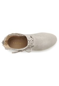 Grau Wildleder-Ankle-Boot mit Schnürdetail am Kragen, runder Spitze und Ripsbandverschluss. Das Innenfutter hat eine goldene Markenprägung.