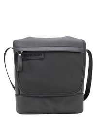 Borsa a tracolla nera con pattina grigia testurizzata, materiale sintetico, chiusura con zip e tracolla regolabile. Design minimalista con dettaglio del logo.