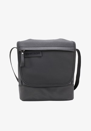 Borsa a tracolla nera con pattina grigia testurizzata, materiale sintetico, chiusura con zip e tracolla regolabile. Design minimalista con dettaglio del logo.