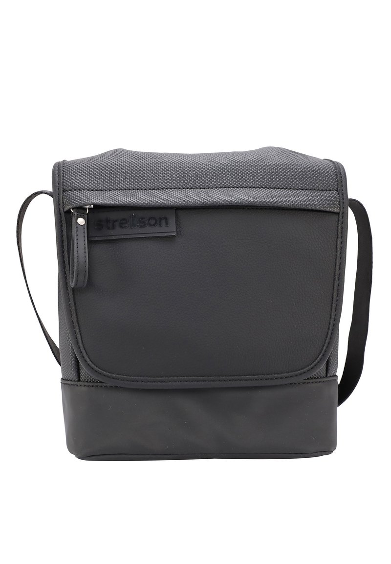 Borsa a tracolla nera con pattina grigia testurizzata, materiale sintetico, chiusura con zip e tracolla regolabile. Design minimalista con dettaglio del logo.
