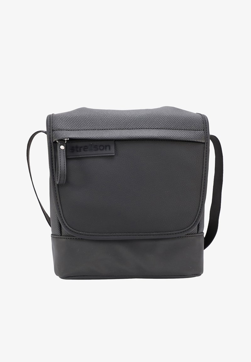 Borsa a tracolla nera con pattina grigia testurizzata, materiale sintetico, chiusura con zip e tracolla regolabile. Design minimalista con dettaglio del logo.