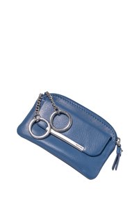 Pochette in pelle blu con una texture liscia, catena argentata e dettaglio a doppio anello per chiavi. Presenta una chiusura a zip e logo inciso.