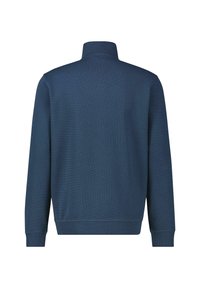 Granatowy sweter z wysokim kołnierzem, o prążkowanej fakturze i elastycznych mankietach. Prosty design, bez widocznych wzorów lub elementów metalowych.