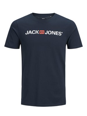 T-shirt di cotone blu navy con scollo rotondo e maniche corte. Presenta un logo 'JACK & JONES' bianco e rosso sulla parte anteriore.