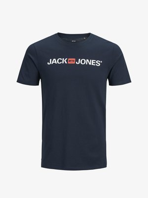 Camiseta de algodón azul marino con cuello redondo y mangas cortas. Presenta un logo en blanco y rojo de 'JACK & JONES' en el pecho.