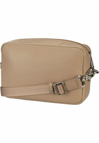 Bolso crossbody de cuero beige con superficie texturizada, forma rectangular, cierre superior con cremallera y correa ajustable con hebilla de metal.