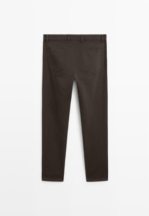 Bruine katoen broek met een slim fit, voorzien van twee achterzakken en een platte tailleband met ceintuurlussen. Soepele textuur en minimale details.