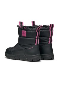 Botas de invierno negras con detalles en rosa, diseño acolchado y parte superior elástica. Cuentan con suelas de goma y material impermeable etiquetado como "AMHIBIOX".
