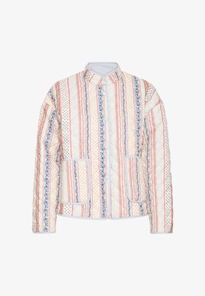 Veste matelassée avec des rayures à motifs en bleu, rouge et blanc. Comprend un col montant, des poches avant et une fermeture à boutons-pression.