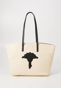 Bež vrečasta torba z rebrastim vzorcem in črnimi ročaji iz umetnega usnja ter črnim reliefnim motivom ventilatorja na sprednji strani. Notranjost je obložena s črno podlogo.