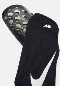 Nike Performance MERCURIAL FLYLITE SUPERLOCK - Podložky pod holeň - black/metalic gold coin