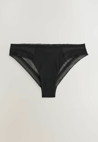 Svart bikiniunderkläder i ett slätt material med ett midjeband och sidor av spets, som visar ett fint zickzackmönster längs kanterna.