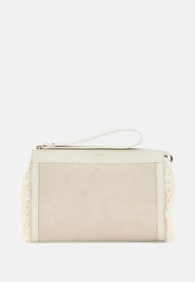 Beżowa torba z gładkim zamszowym przodem i teksturowanym bokiem z owczej skóry, wyposażona w zamek błyskawiczny oraz odpinany paskiem na nadgarstek.