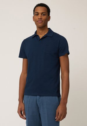 Navy-blaues Poloshirt aus Baumwolle mit Kragen, kurzen Ärmeln und einer Brusttasche; mit einem subtilen Logodetail.