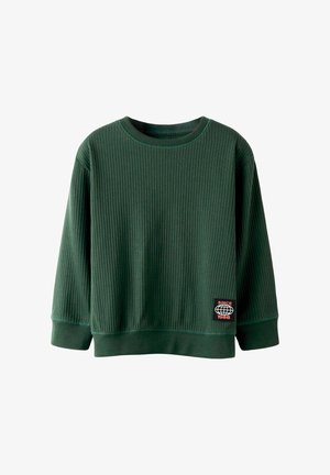 Zielona swetra o prążkowanej strukturze z długimi rękawami, okrągłym dekoltem i wyszywanym logo z przodu. Miękka tekstura, casualowy design.