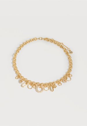 Collier chaîne en or avec des maillons imbriqués et divers pendentifs ronds et ovales, certains incrustés de petits cristaux.