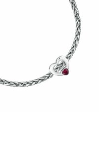Bracciale intrecciato in argento con un fermaglio a forma di cuore e un piccolo accento di pietra preziosa rossa. Texture liscia con finitura lucida.