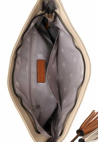 Bolso de mano beige con cierre de cremallera, que cuenta con un interior gris claro, dos compartimentos abiertos y un bolsillo con cremallera. Incluye una etiqueta de cuero marrón.