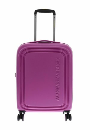 Valise rigide violette à quatre roues avec une poignée noire extensible, embossée de "Mandarina Duck" sur le panneau avant.