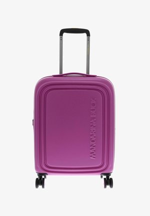 Valise rigide violette à quatre roues avec une poignée noire extensible, embossée de "Mandarina Duck" sur le panneau avant.
