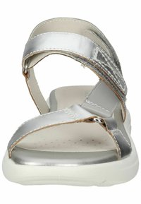 Sandal in argento con più cinturini realizzati in materiale metallico liscio. Presenta una suola bianca imbottita e una minimal decorazione con cuciture.
