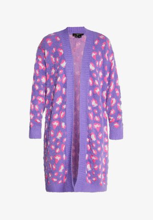 Fuzzy cardigan in lichtpaars met een roze en witte luipaardprint. Open voorkant ontwerp, geribbelde manchetten en een textuurrijke afwerking.