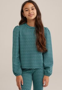 Tyrkysový vzorovaný top s nabíranými rukávy a vykrojeným výstřihem, spárovaný s odpovídajícími kalhotami. Vyznačuje se designem s cik-cak vzorem a měkkou texturou látky.