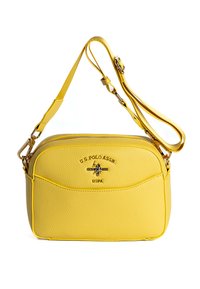Borsa a tracolla in pelle sintetica gialla con chiusura con zip, logo impresso e tracolla regolabile. Presenta una texture a granuli e hardware dorato.
