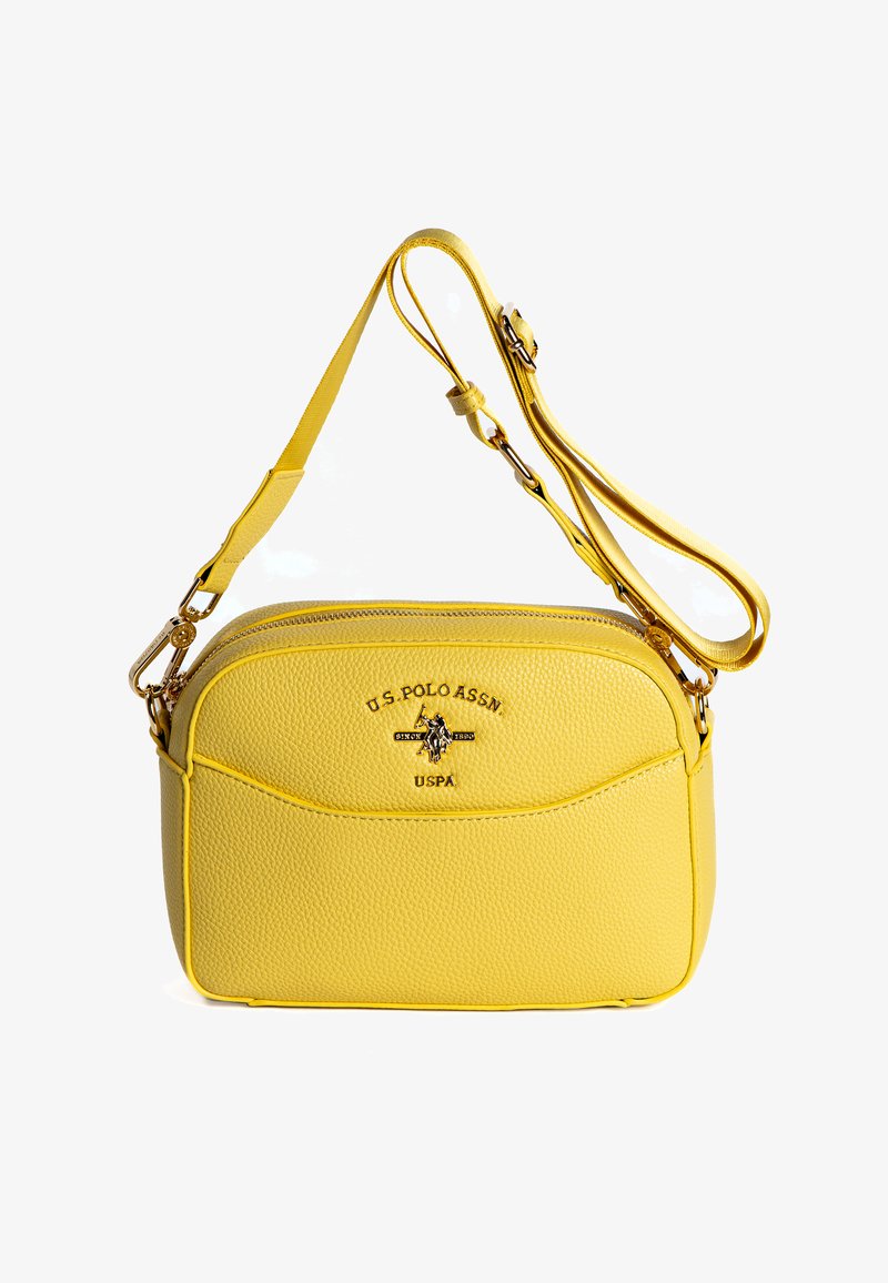 Borsa a tracolla in pelle sintetica gialla con chiusura con zip, logo impresso e tracolla regolabile. Presenta una texture a granuli e hardware dorato.