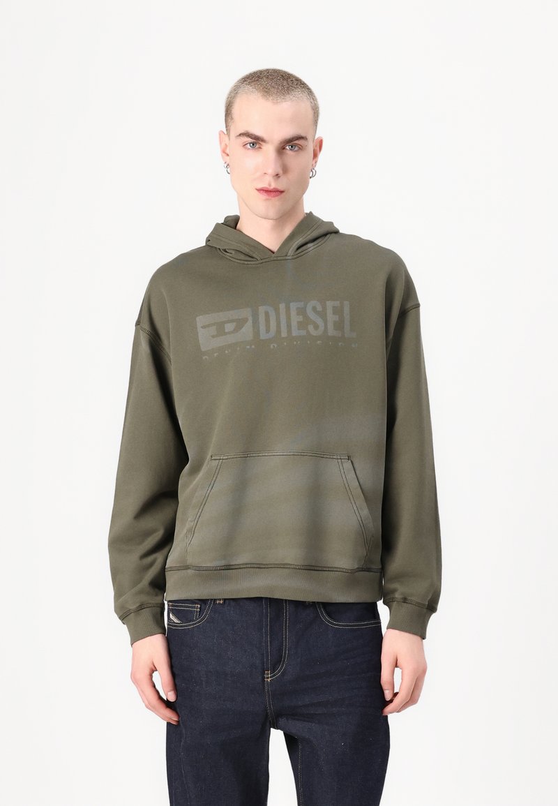 Olivovo zelená mikina s kapucňou a predným vreckom, so sťahovacou šnúrkou a jemným logom „DIESEL“. Mäkká tkanina s hladkou textúrou a rebrovanými manžetami.