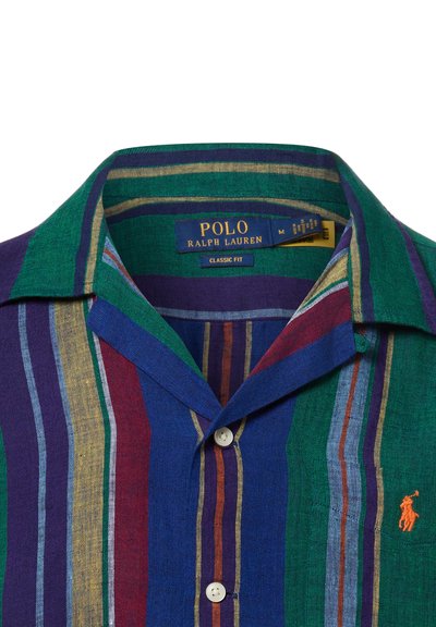 Chemise Polo Ralph Lauren rayée verte, bleue, rouge et jaune avec étiquette coupe classique et logo joueur de polo brodé en orange sur la poche poitrine.