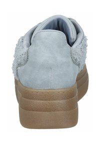 Baskets grises avec une finition en suède, accents en fourrure texturée gris, collier rembourré et une semelle brune épaisse et nervurée.