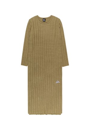Robe longue à côtes, de couleur vert olive, fabriquée en tissu tricoté texturé, avec un col rond et un petit logo sur le côté inférieur.
