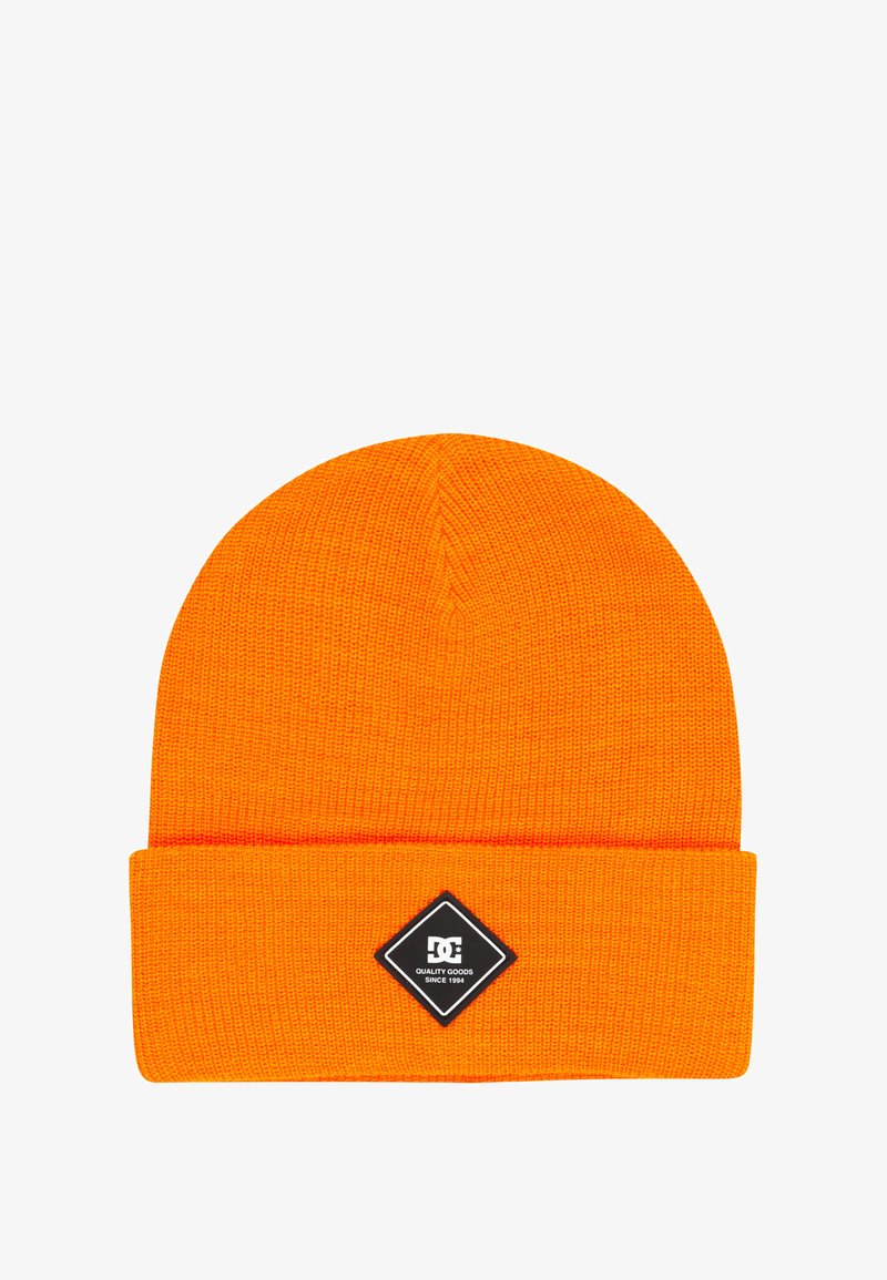 Bonnet tricoté orange vif avec revers plié et écusson carré noir portant l'inscription "DC Quality Goods Since 1994" au centre avant.