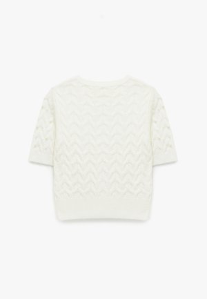 Hvid strikket kortærmet pullover med et tekstureret bølgemønster og perle-accenter på ærmerne. Enkel rund halsuddannelse.