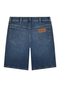 Tył niebieskich szortów dżinsowych z dwoma tylnymi kieszeniami, szlufkami na pasek oraz brązową skórzaną naszywką Wrangler na prawej kieszeni.