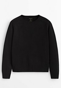 Zwarte trui met ronde hals, gemaakt van zacht materiaal. Voorzien van ribgebreide manchetten en zoom. Klassiek, getailleerd ontwerp met lange mouwen. Geen zichtbare patronen.