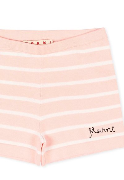 Shorts en maille à rayures horizontales roses et blanches avec taille élastique et logo "Marni" noir brodé sur la jambe gauche.