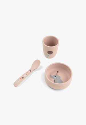 Lyserødt silikone madningssæt inklusive en skål, kop og ske. Sættet har elefantmotiver og legende mønstre på skeens håndtag.