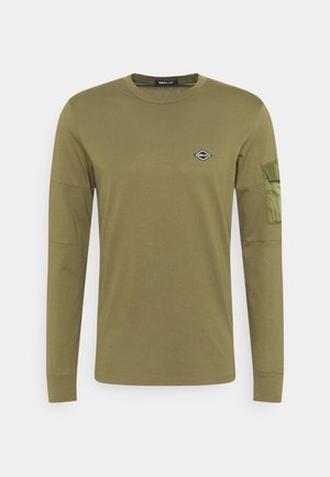 Camiseta de manga larga color verde oliva, confeccionada en algodón, con escote redondo, parche con logotipo en forma de diamante en el pecho y detalle de tejido texturizado en la manga.