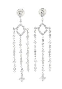 Orecchini a chandelier in argento con più file di pietre preziose trasparenti. Design geometrico con una forma a diamante in alto e dettagli a cascata.