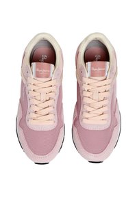 Baskets roses et beige clair avec un mélange de matériaux lisses et texturés, dotées de lacets à l'avant et d'une semelle en caoutchouc noire. Logo sur la languette.