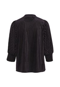 Blusa negra con pliegues y un acabado texturizado, con mangas abullonadas y un escote redondo, que presenta rayas verticales en toda su superficie.