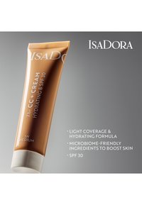 Tube der IsaDora CC+ Creme Hydrating LSF 30 in der Farbe Mittel, mit leichter Deckkraft, feuchtigkeitsspendender Formel und mikrobiomfreundlichen Inhaltsstoffen.