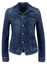 Mörkblå denimjacka med krage, knappframsidan, två bröstfickor med lock och vertikala sömnadsdetaljer.