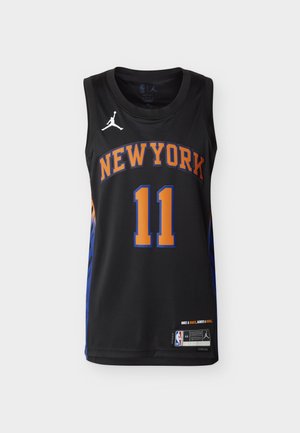 Must musta New Yorgi korvpallimängija särk oranži numbriga 11, Jordan logo paremal rinnal ja sinised küljeservad.