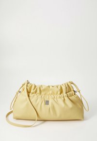 Gul håndveske i samlet design laget av glatt, mykt materiale med en smal stropp og en liten sølvdetalj foran.